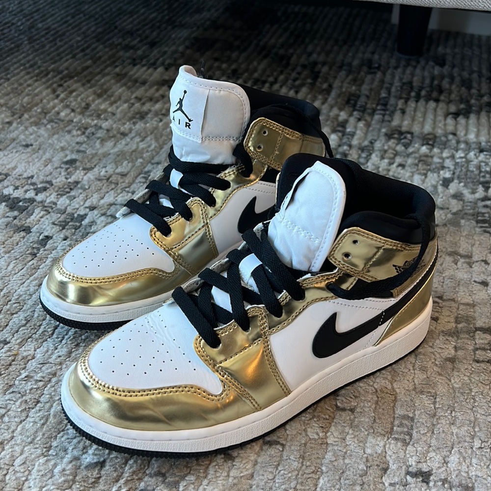 AIR JORDAN 1 MID SE GS
"Metallic Gold"